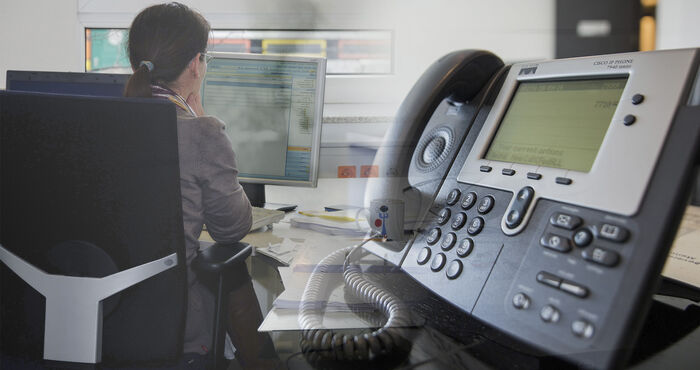 mujer en call center y teléfono